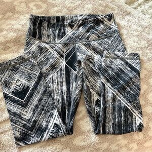 LuluLemon size 6 Geometric Black and White Leggings
